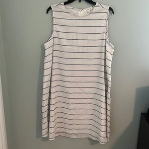 Beachlunchlounge dress - white w/ gray/blue horizontal stripes